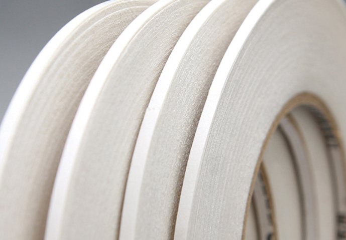 VA Line Universelles doppelseitiges Klebeband. Selbstklebendes doppelseitiges Industrieklebeband aus PVC. Industrieklebeband